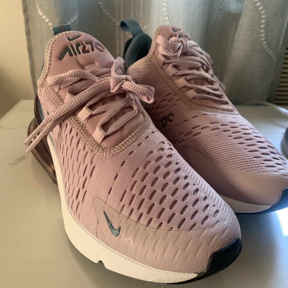NIKE AIR MAX 270